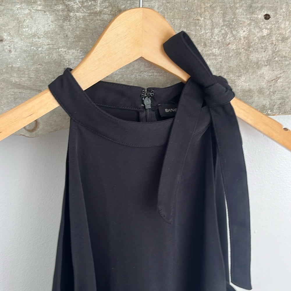 Sleeveless bow top
